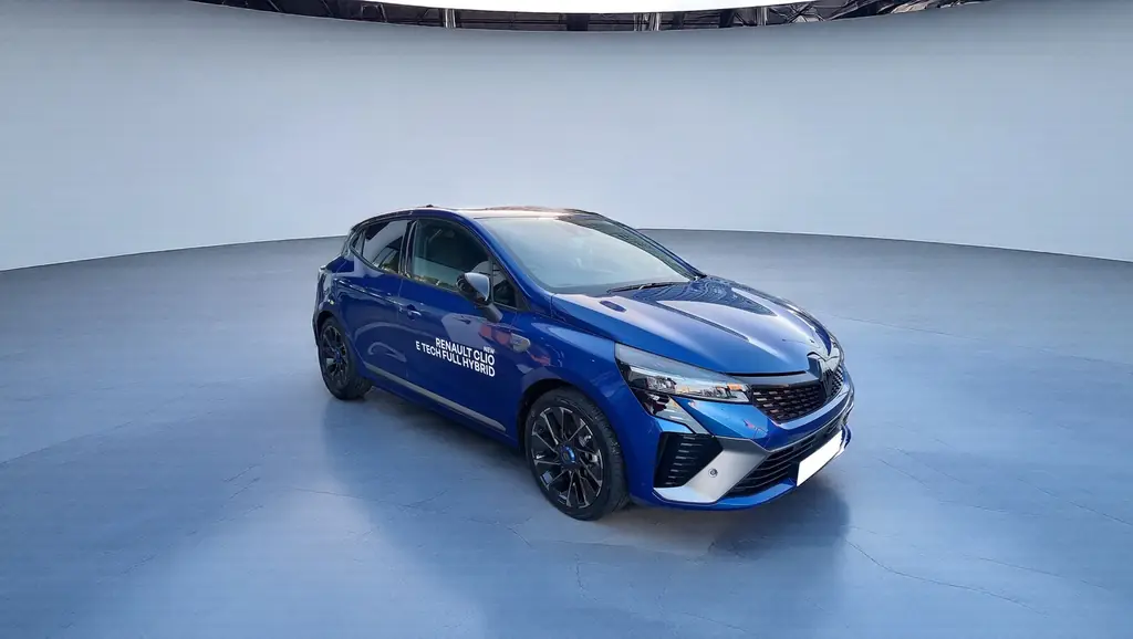 Renault Clio bleue de trois quarts avant, décor généré par IA